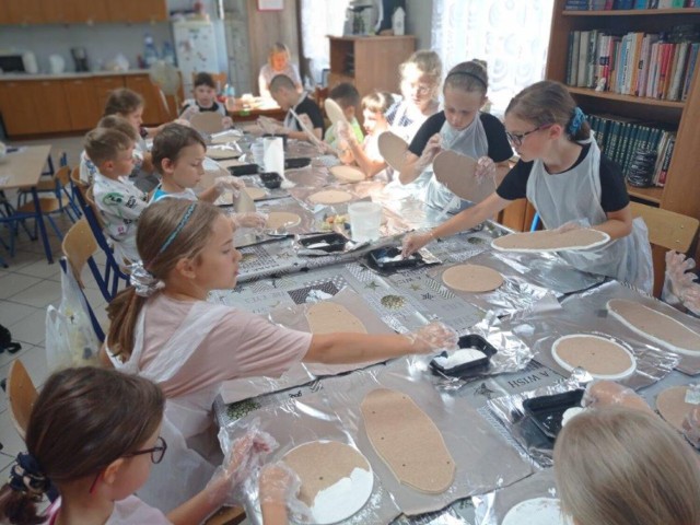 W trakcie zajęć na świetlicy dzieci stworzyły zegary i wieszaki, a także obrazy, na których tematem była łąka.