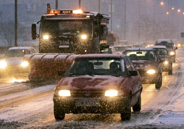 Zima to sprawdzian dla drogowców. A kierowcy muszą  mieć zimowe opony i jechać ostrożnie