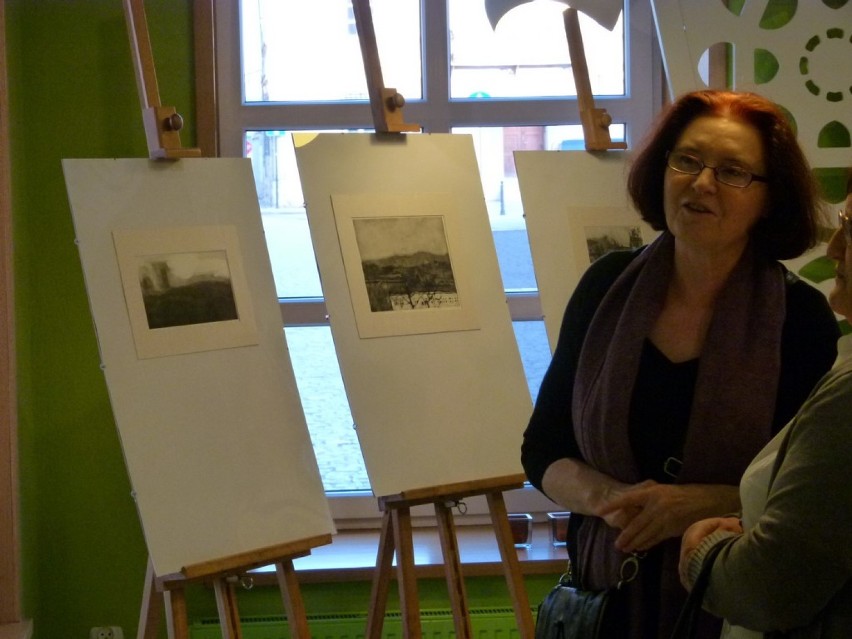 Grafiki Alicji Królewicz w CIK w Sieradzu. Widok z 11. piętra łódzkiego wieżowca okiem artysty