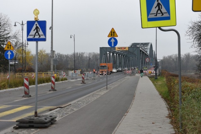 Remont mostu drogowego im. marsz. Józefa Piłsudskiego na finiszu. Już jednak wiadomo, że nie wszystkie prace zostaną zrealizowane do końca listopada, jak pierwotnie zapowiadano. - Epidemia i kryzys na rynku komponentów budowlanych nie oszczędził mostu - mówi Agnieszka Kobus-Pęńsko, rzeczniczka MZD. Przeprawa do końca listopada będzie przejezdna dla samochodów i udostępniona zarówno pieszym, jak i rowerzystom, ale część prac ekipa wykona dopiero, gdy na plac budowy dotrą niezbędne materiały. A co z organizacją ruchu?