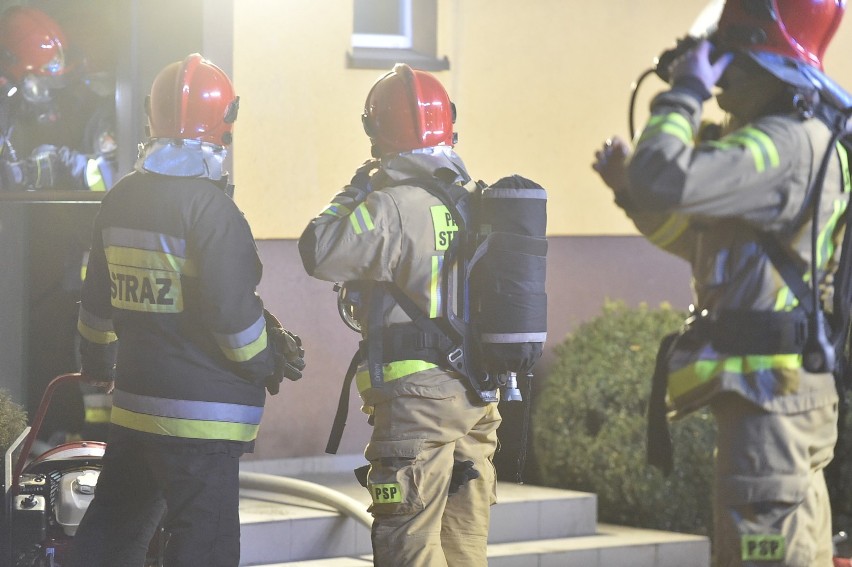 Leszno. Pożar w piwnicy bloku. Lokatorzy bali się wybuchu [ZDJĘCIA]