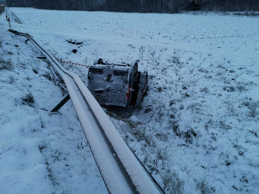 W Bogoniowicach samochód wypadł z drogi i dachował w rowie