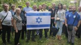 Będzin. Upamiętnili społeczność żydowską w 79. rocznicę likwidacji getta. Marsz pamięci i intrygująca instalacja na dworcu PKP