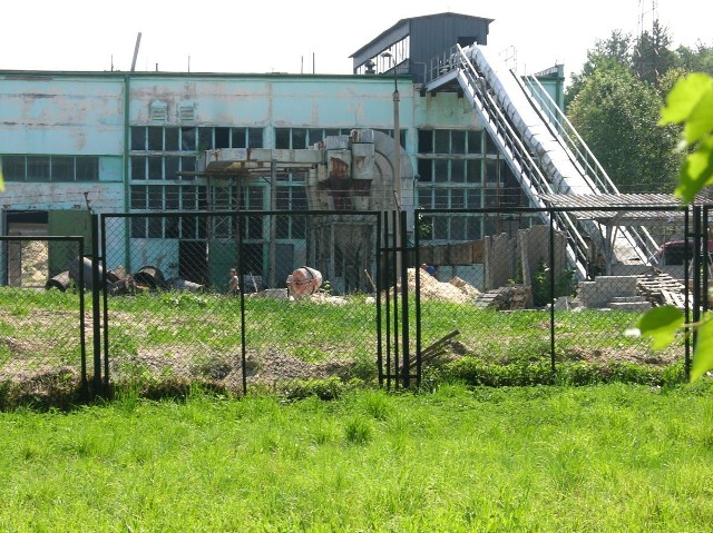 Na terenie dawnego zakładu utylizacji odpadów zwierzęcych trwają prace porządkowe