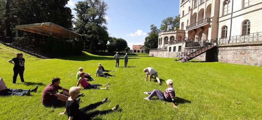 Zamek Rokosowo. Zajęcia Tai Chi zgromadziły seniorów i dzieci [ZDJĘCIA] 