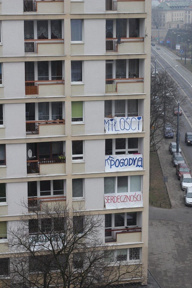 Napisy na balkonach, Warszawa. O co chodzi? [ZDJĘCIA]