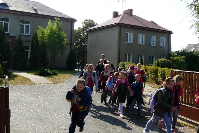 Uczniowie szkoły w Królowej Woli