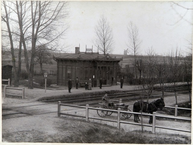 Przystanek kolejowy „Wolbórka” na zdjęciu z 1904 roku.

Archiwum Skansenu Rzeki Pilicy