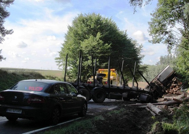 Do zdarzenia doszło 1 sierpnia br., przed godziną 8.00, na drodze krajowej nr 16 między miejscowościami Wirwajdy i Tyrowo. Z ustaleń pracujących na miejscu policjantów wynika, że jadący w kierunku Iławy kierowca Skanii przewożącej drzewo, nie dostosował prędkości do warunków drogowych, zjechał na prawe pobocze i doprowadził do wywrócenia się ciężarówki.

Zobacz też: Tragiczny wypadek między Lidzbarkiem a Dobrym Miastem. 50-letni motorowerzysta zginął na miejscu