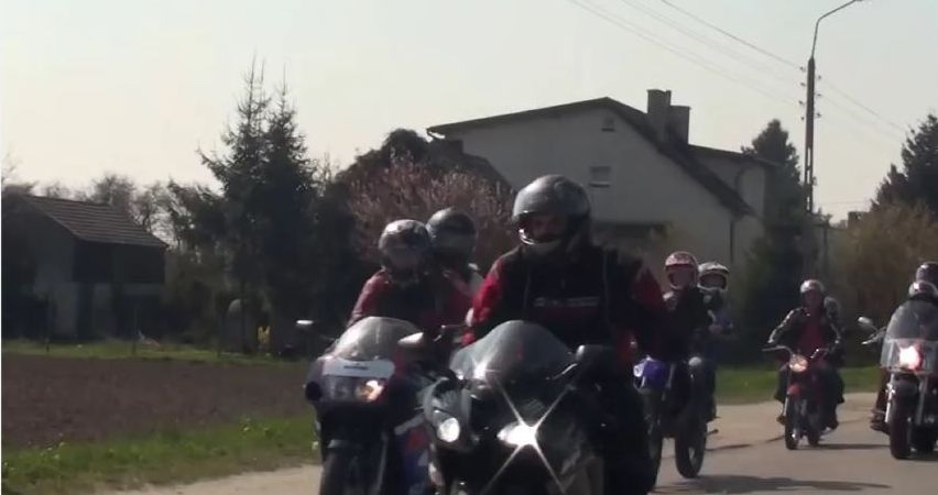 Motoświęconka w Mrzezinie 2014 - motocykliści pod kościołem