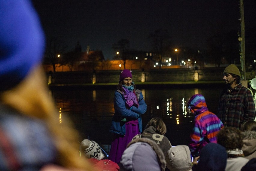 Kraków. "W moim domu śpiewać mi wolno". Niecodzienny występ muzyczny na Wiśle 