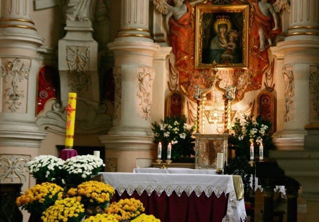 Złodzieje wykorzystali fakt, że kościół Franciszkanów  jest otwarty, ukradli lichtarze oraz podstawę do krzyża