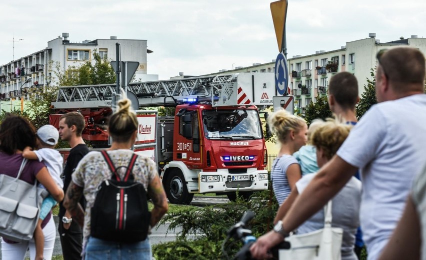 Akcja służb ratunkowych przed Kauflandem w Bydgoszczy. Nastolatka na dachu parkingu