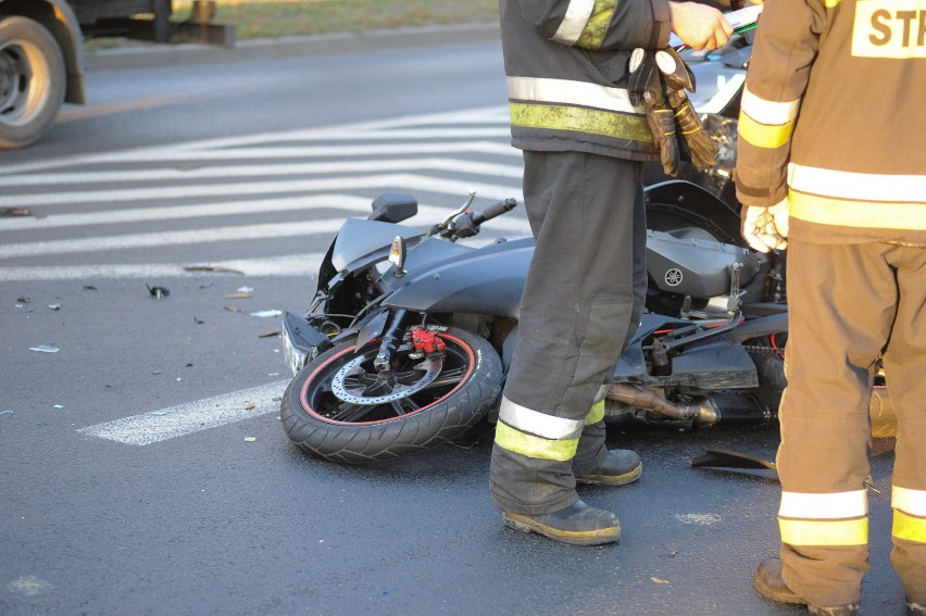 Wypadek na Estkowskiego. Motocyklista w szpitalu pod zderzeniu z osobówką [ZDJĘCIA i FILM]