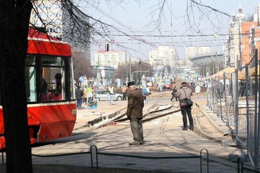 Przebudowa rynku w Katowicach: Tramwaje kursują w odwrotną stronę [WIDEO + ZDJĘCIA]