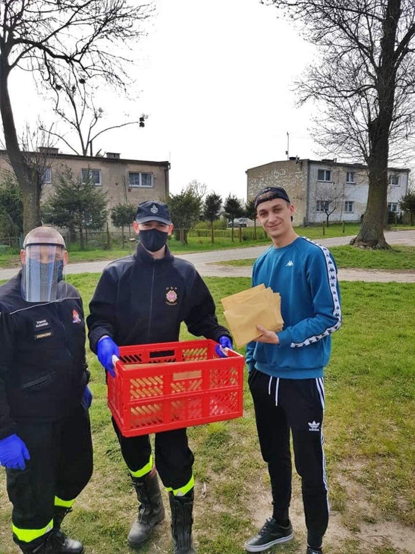 Strażacy Ochotniczej Straży Pożarnej z Debrzna rozwozili maseczki ochronne