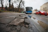 Kraków. Aleja Solidarności w dziurach jak szwajcarski ser [ZDJĘCIA]