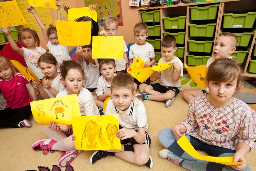 Dzieci z I klas szkoły Podstawowej „Młody Kopernik" w Wałbrzychu mówią, czy dobrze jest być babcią