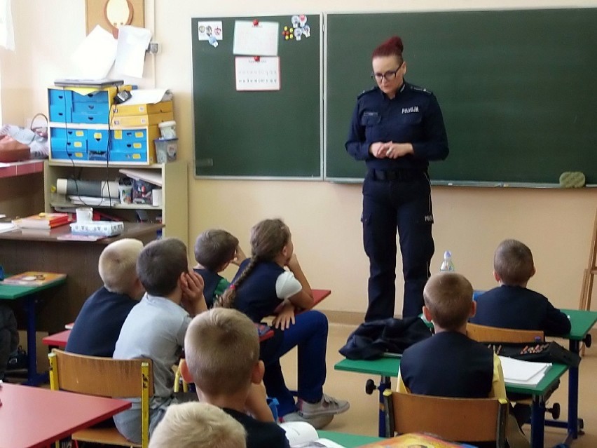 Szkoła Podstawowa w Morawach. Policjantki spotkały się z uczniami [ZDJĘCIA]