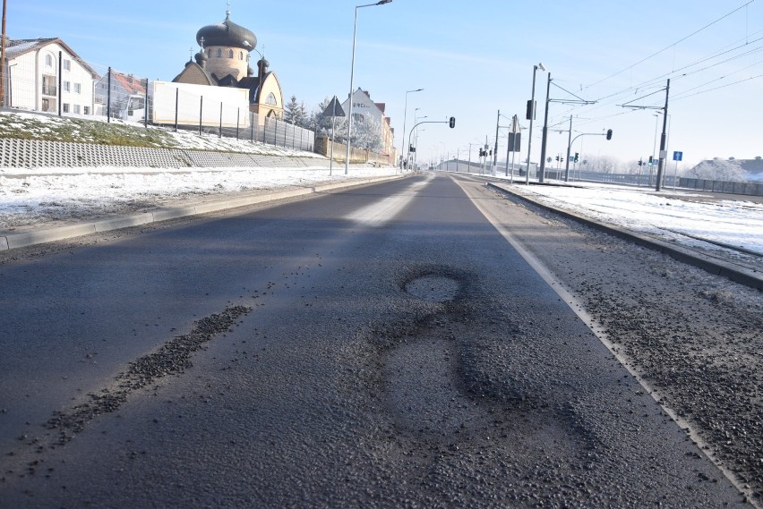 Dziury w ul. Kostrzyńskiej pojawiły się na odcinku niedaleko...