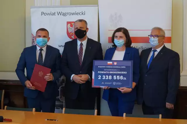 Podpisanie umów w Starostwie Powiatowym w Wągrowcu
