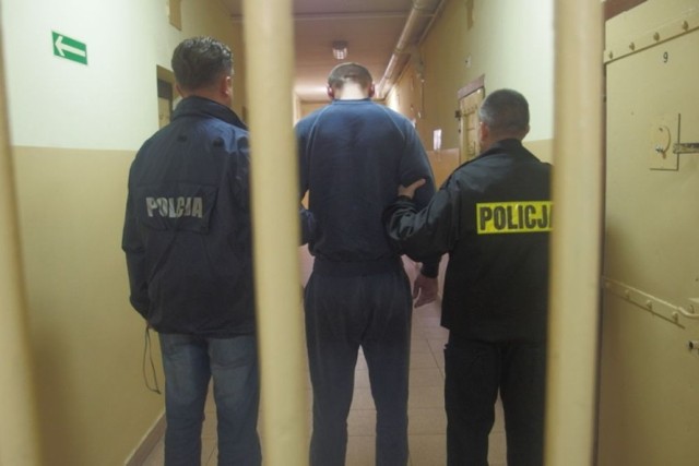 Do przestępstwa doszło tydzień temu, w piątek (24.10.2014r.) w Kruszwicy. Wówczas do jednego z domów wtargnął nieznany sprawca i nożem okaleczył właściciela. 

Napastnik następnie ukradł kluczyki od samochodu, komórkę i pieniądze. Sprawca uciekł, a poszkodowany trafił do szpitala.

Powiadomiona o zdarzeniu policja prowadziła działania pod nadzorem prokuratury. Doprowadziło to do wytypowaniem osoby, mogącej mieć związek z przestępstwem.

Policjanci z Kruszwicy wiedzieli, że sprawca uciekł i udał się w kierunku najpierw Pomorza, a potem Wielkopolski. Trop zaprowadził mundurowych do Poznania.

Dzięki współpracy z poznańskimi policjantami podejrzewany mężczyzna został zatrzymany w środę (29.10.2014.) na dworcu PKP w Poznaniu. Trafił do Inowrocławia.