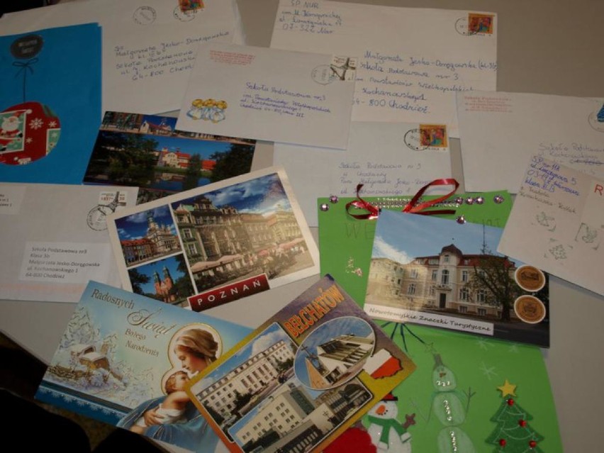 Uczniowie klasy IIIb ze Szkoły Podstawowej nr 3 w Chodzieży otrzymują pocztówki ze szkół z całej Polski