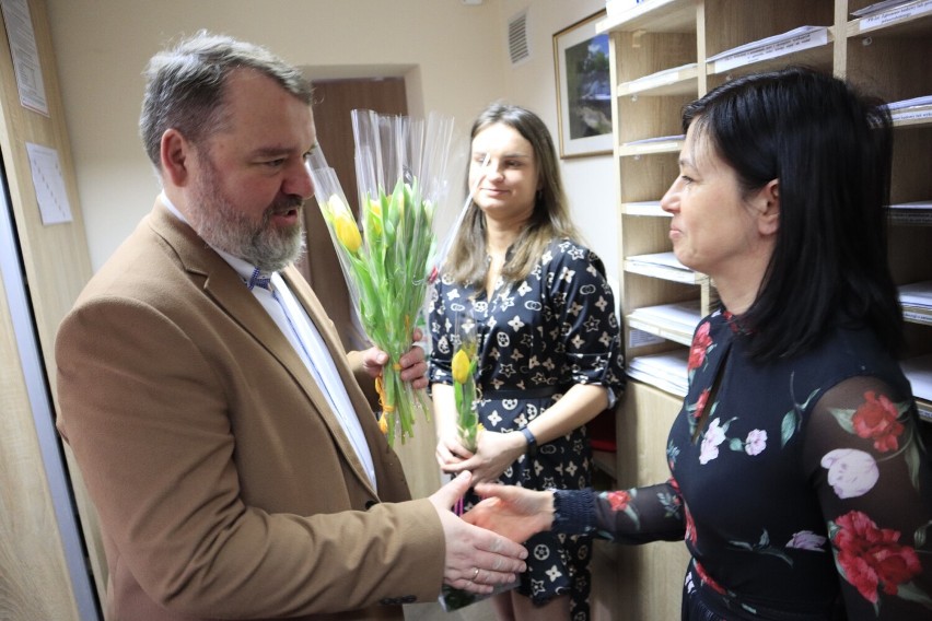 Dzień Kobiet Radomsko 2023. Kwiaty dla pań ze starostwa powiatowego. ZDJĘCIA
