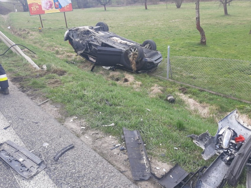Wypadek w Tokach. Volkswagen dachował w rowie