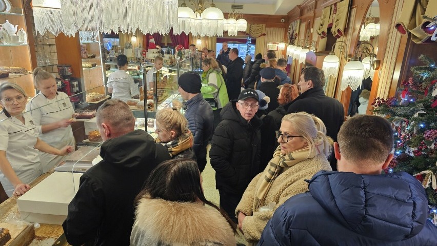 Długa kolejka w cukierni Świat Słodyczy w Kielcach. Kiermasz świątecznych wypieków cieszy się ogromnym powodzeniem
