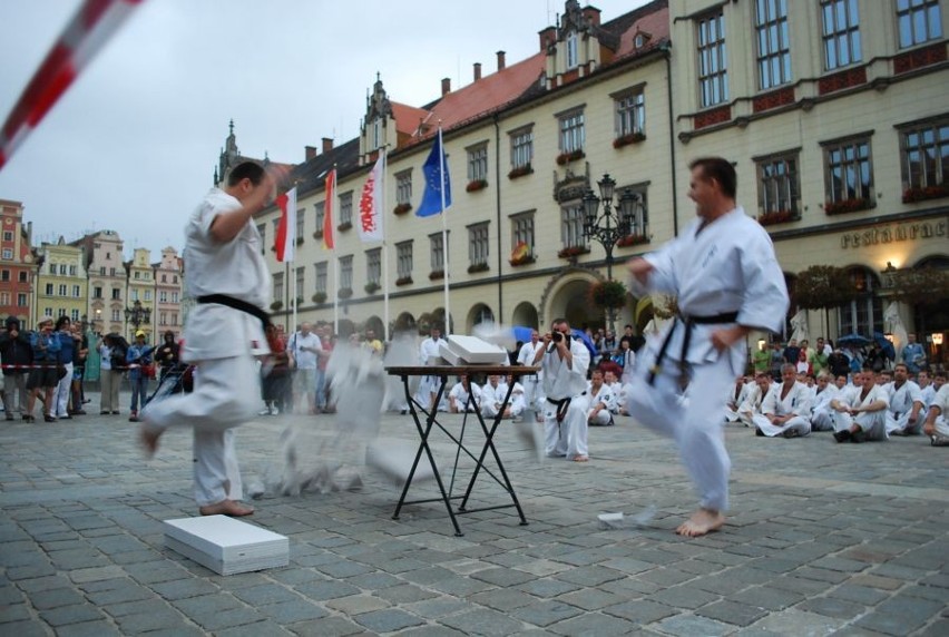 Dwustu karateków na wrocławskim Rynku (ZDJĘCIA)