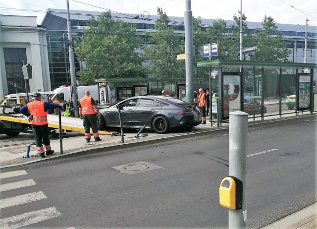 Kierowca był pod wpływem alkoholu, został zatrzymany przez policję.