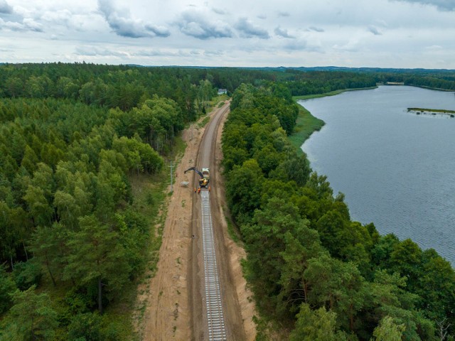 Montaż podkładów kolejowych na szlaku Stare Juchy – Woszczele