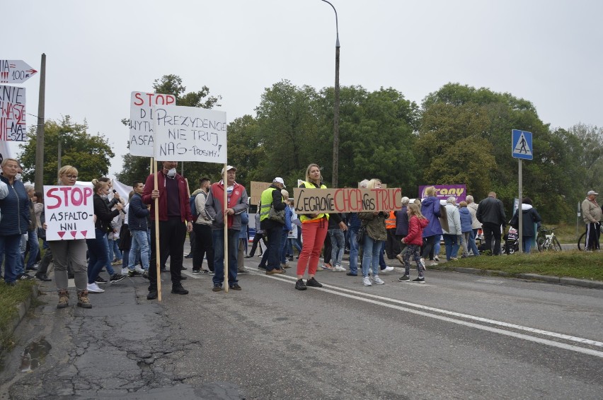 Mieszkańcy z asfaltownią walczyli m.in. blokując ul....