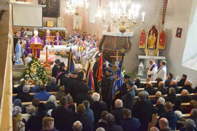 Tłumy na pogrzebie księdza Ryszarda Walnera