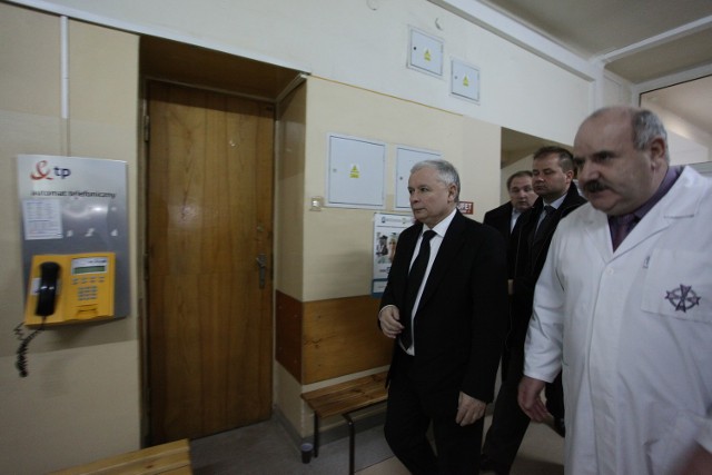 Jarosław Kaczyński w szpitalu im. WAM odwiedził rannego we wtorkowym ataku Pawła Kowalskiego.