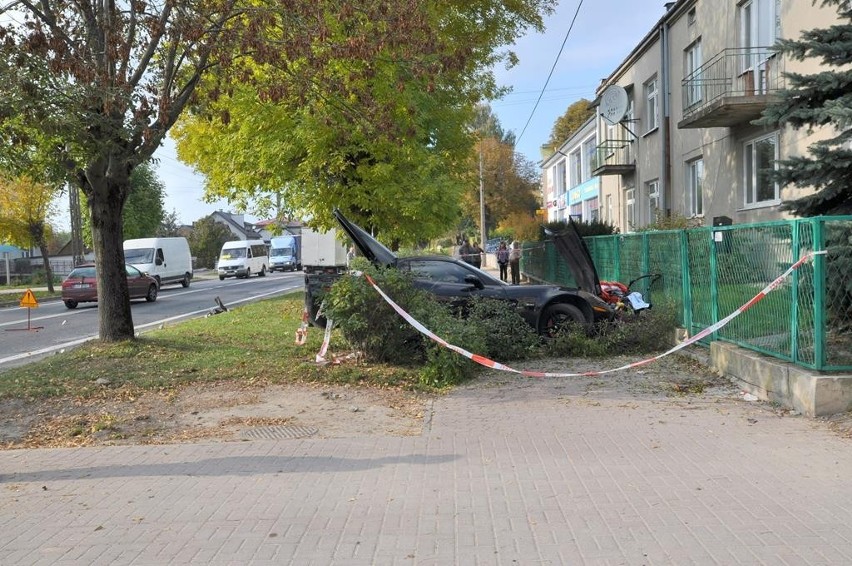 Kolizja w Kraśniku: Sportowe auto staranowało wózek z...