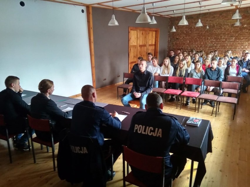 Młodzież z Nietążkowa i Leszna szkoliła się pod okiem policjantów