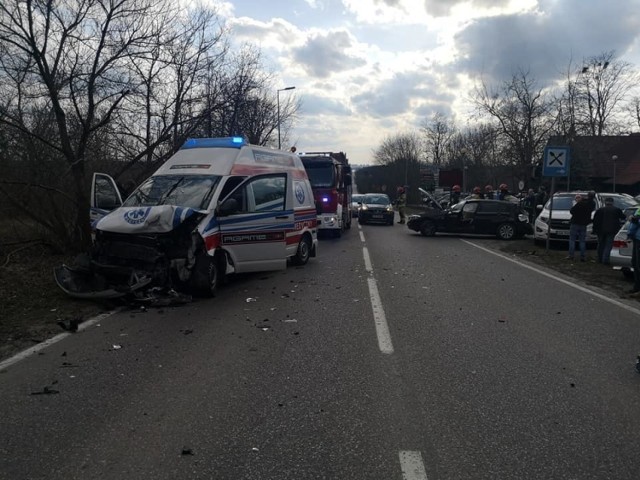 Przy ul. Gdańskiej w Bydgoszczy karetka zderzyła się z samochodem osobowym.

- Do wypadku doszło przy ul. Gdańskiej przy wyjeździe do Osielska, na skrzyżowaniu z ulicą Zamczysko. Na miejscu pracują służby, ruch jest całkowicie zablokowany. Pasażer auta osobowego został przewieziony do szpitala. Stan pacjenta, który był przewożony karetką na razie nie jest znany - poinformował nas dyżurny Stanowiska Kierowania KM PSP w Bydgoszczy.


Flesz - wypadki drogowe. Jak udzielić pierwszej pomocy?

