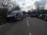 Uwaga! Zderzenie karetki transportowej z BMW w Bydgoszczy [zdjęcia]