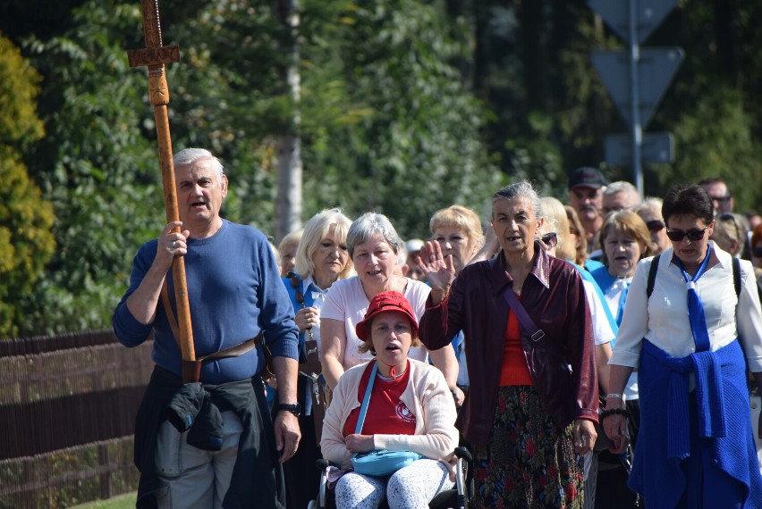 Tłumy ludzi na odpuście u Księżnej Sieradzkiej w Charłupi Małej ZDJĘCIA