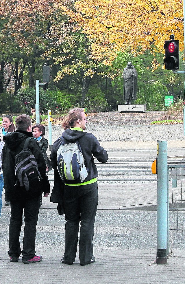 Nietypowe światła na przejściu dla pieszych przy Narutowicza w Łodzi