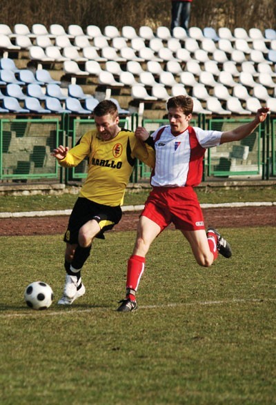 Czarni Sosnowiec (żółto-czarne stroje), po słabszym początku sezonu, grają coraz lepiej