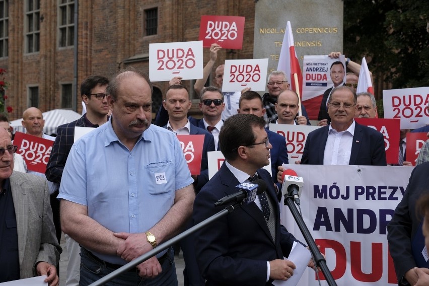 Konferencja PiS w Toruniu. Będzie 30 mln zł dla miasta. Padły kontrowersyjne słowa o LGBT [ZDJĘCIA]