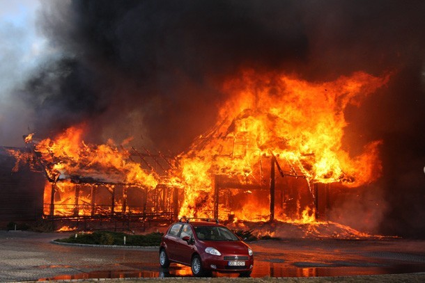 Ogień niemal doszczętnie zniszczył sycowski hotel Plon