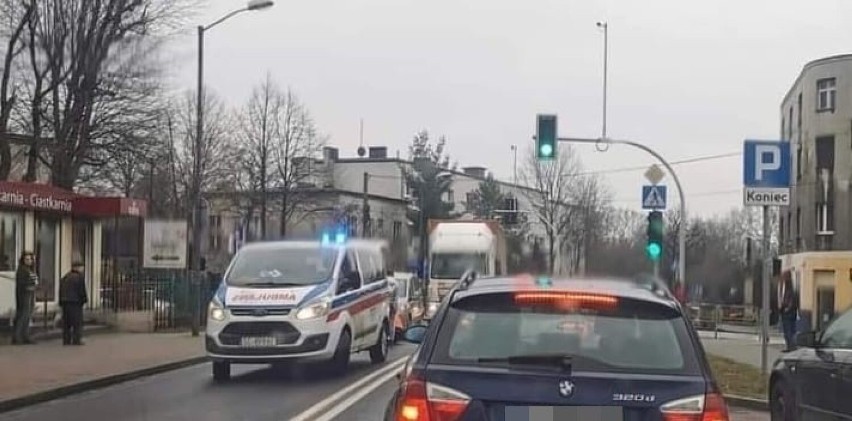 Wypadek w Katowicach. Kierowca osobówki potrącił seniorkę na pasach. Poszkodowana trafiła do szpitala