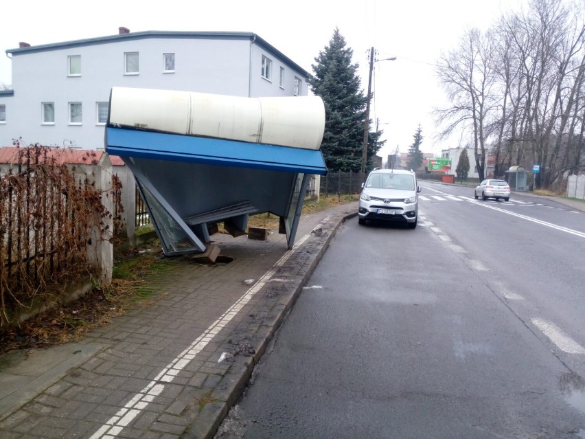 Zniszczona wiata przystankowa przy ul. Głogowskiej w Nowej...