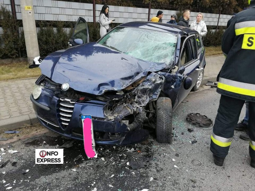 Wypadek w Blachowni. Zderzenie trzech samochodów, droga była zablokowana