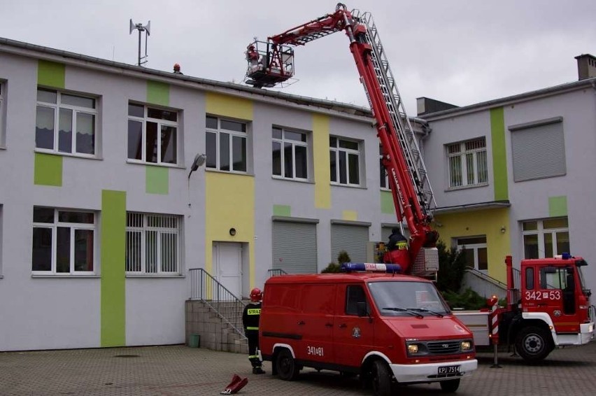 Huraganowy wiatr uszkodził dach Szkoły Podstawowej nr 2 im....