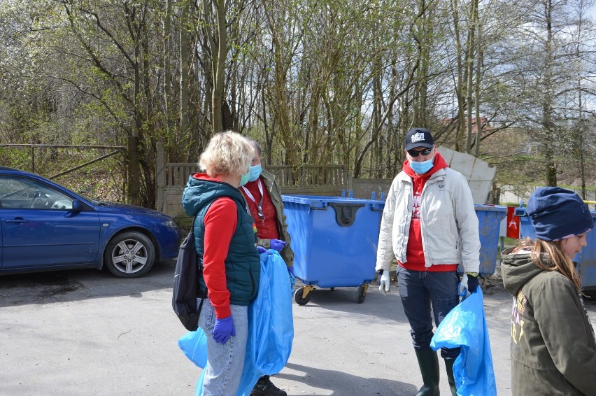 Skierniewiczanie ruszyli by sprzątać brzegi Łupi. Kilkadziesiąt osób wzięło udział w akcji 